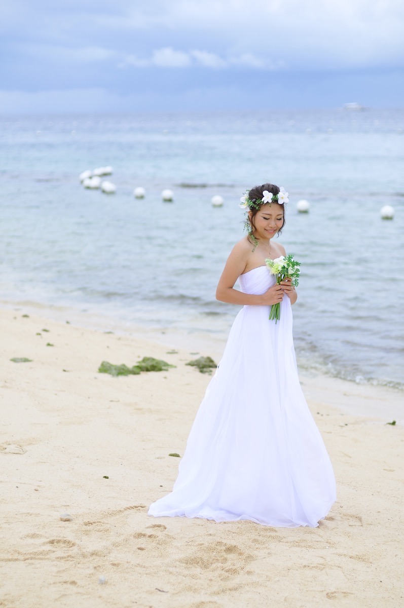 セブ島の砂浜に立つ花嫁
