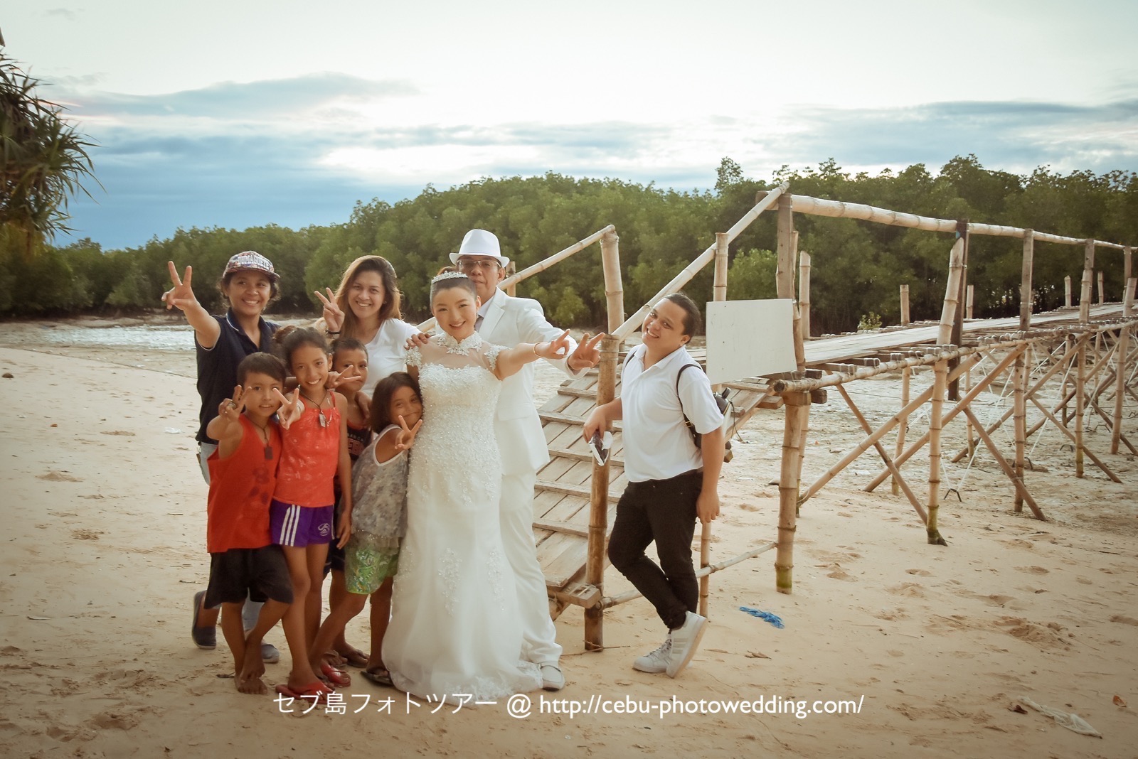 オランゴ島の子供達と記念撮影