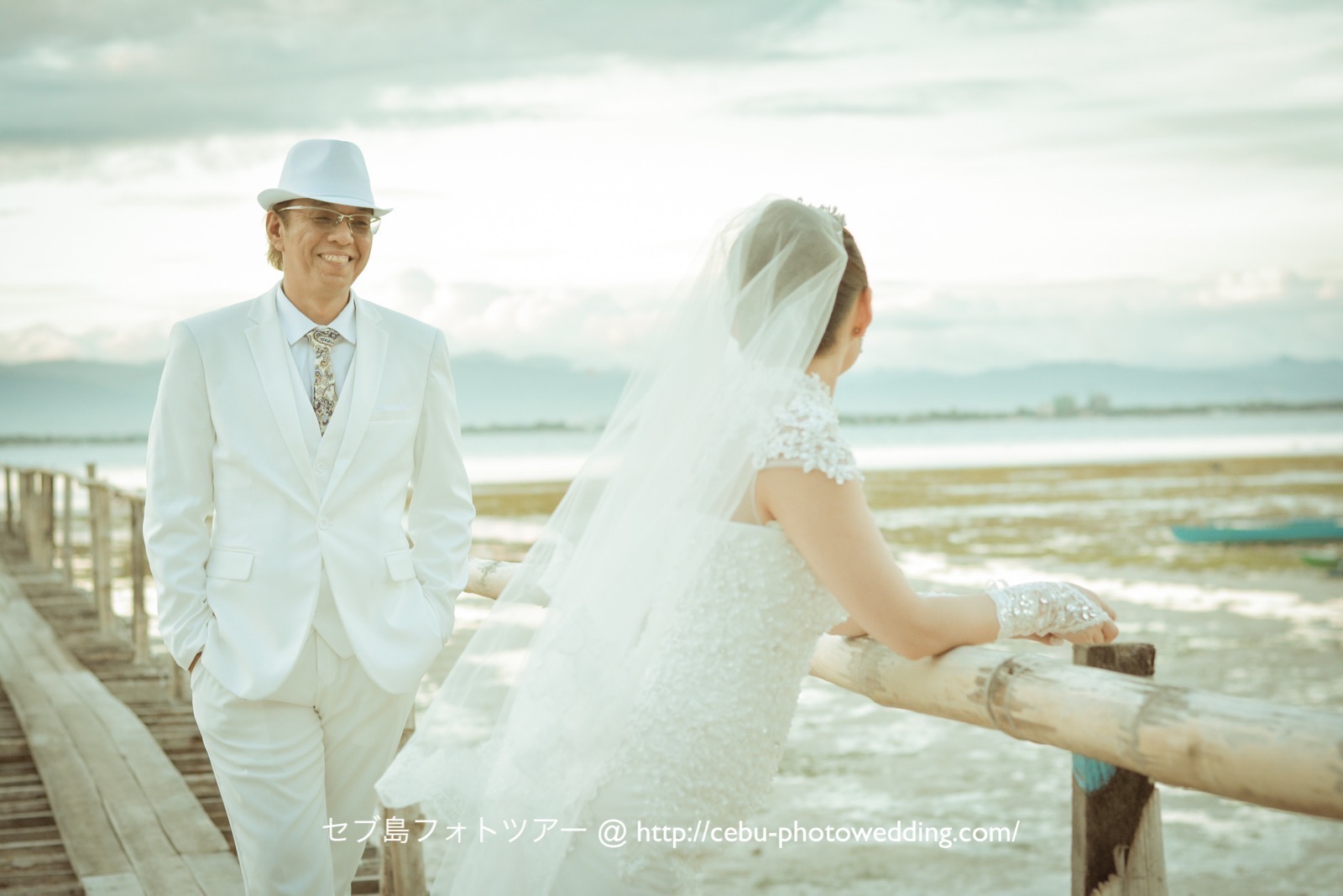 竹橋に佇む花嫁を優しく見つめる花婿