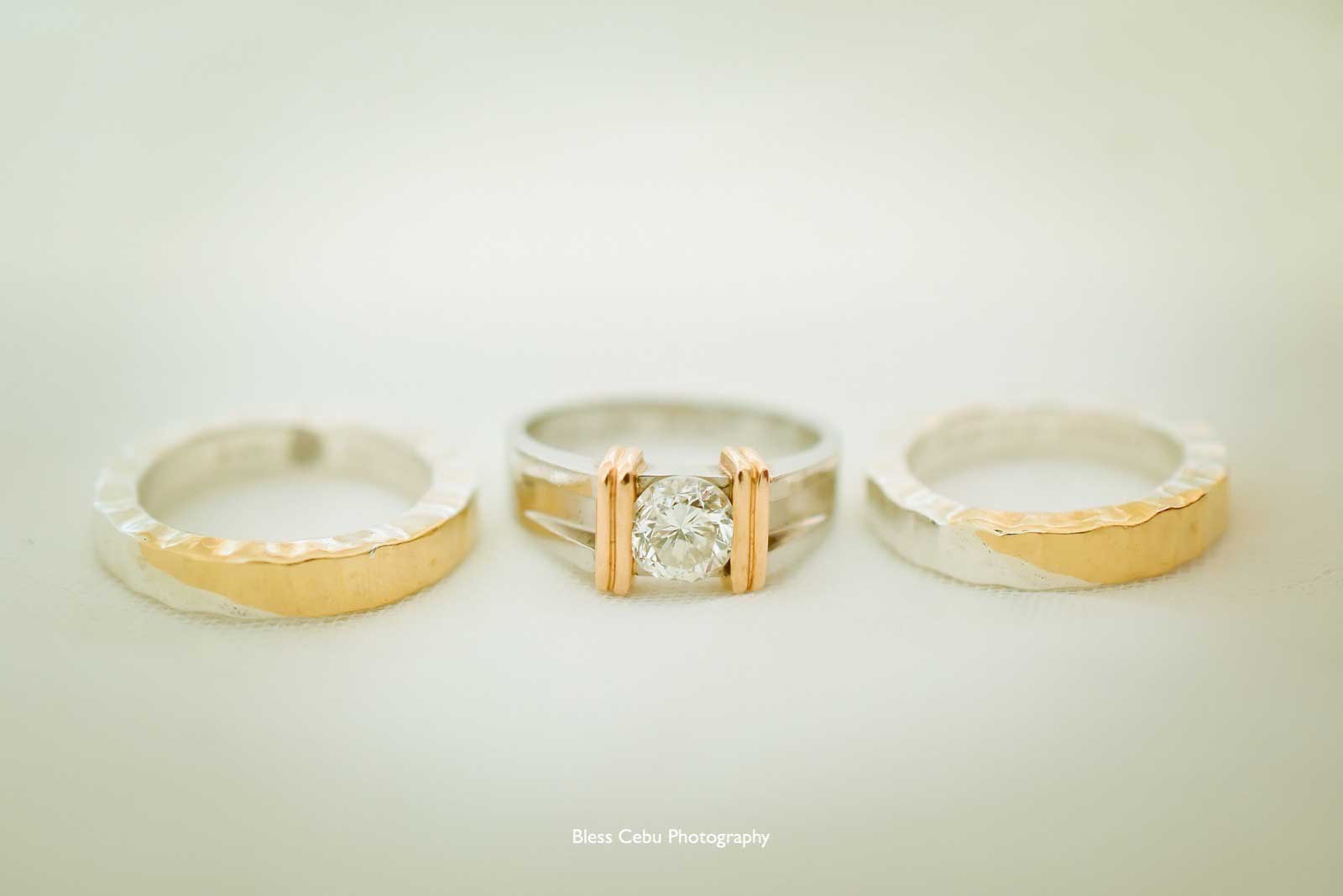 婚約指輪と結婚指輪を並べて