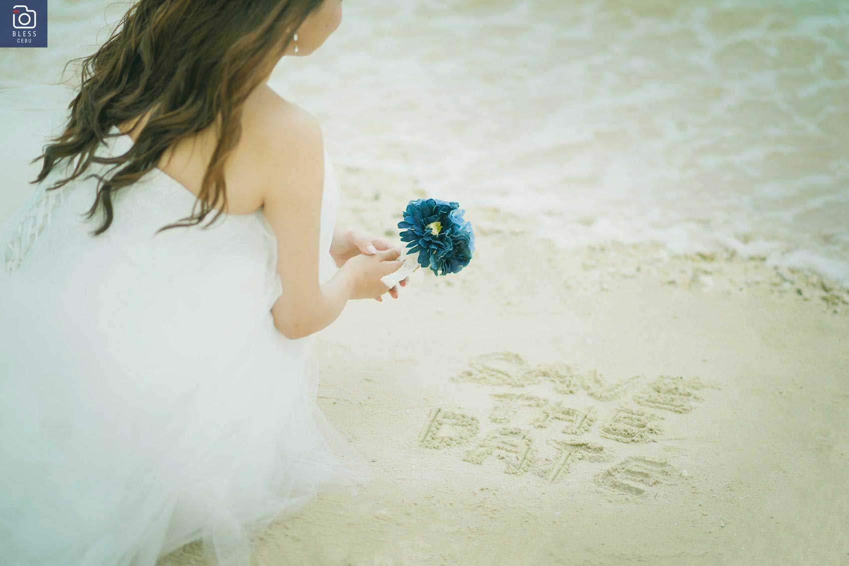 砂浜に座る花嫁様のソロショット