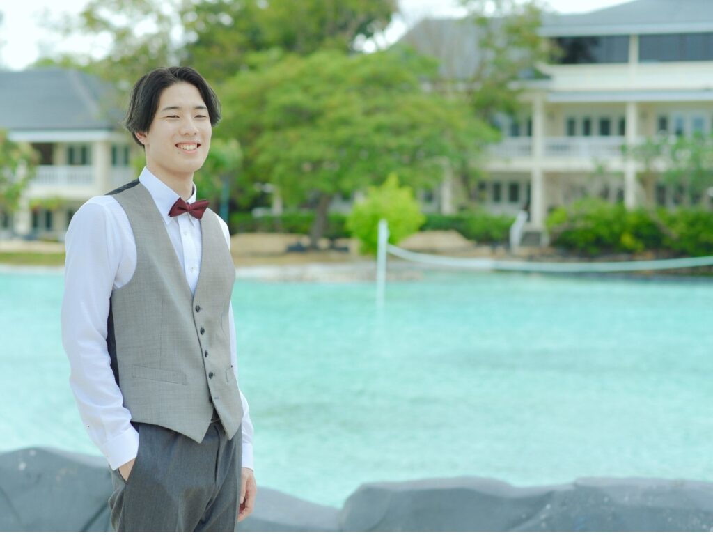 海辺を背景に立つ新郎のソロ前撮りショット